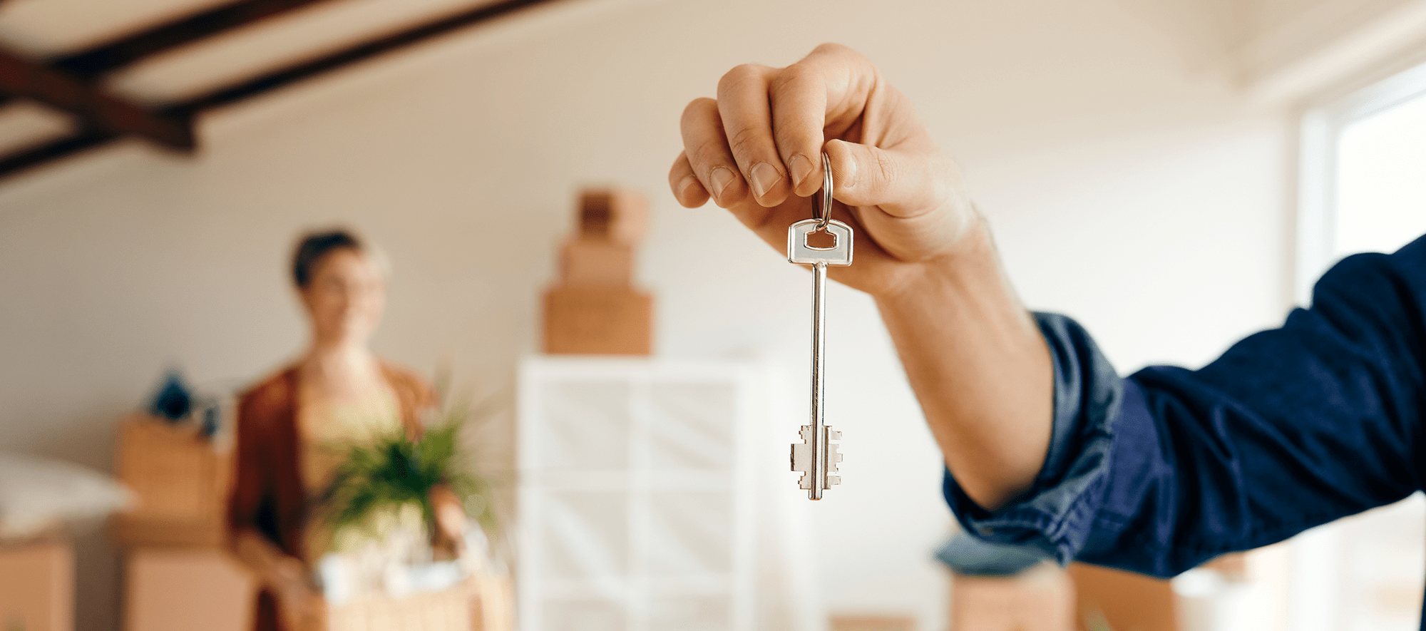 closeup-man-holding-key-his-new-home 1-min