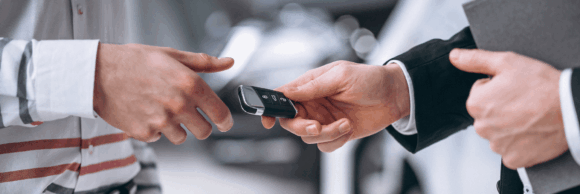 female-hands-close-up-with-car-keys 1-min